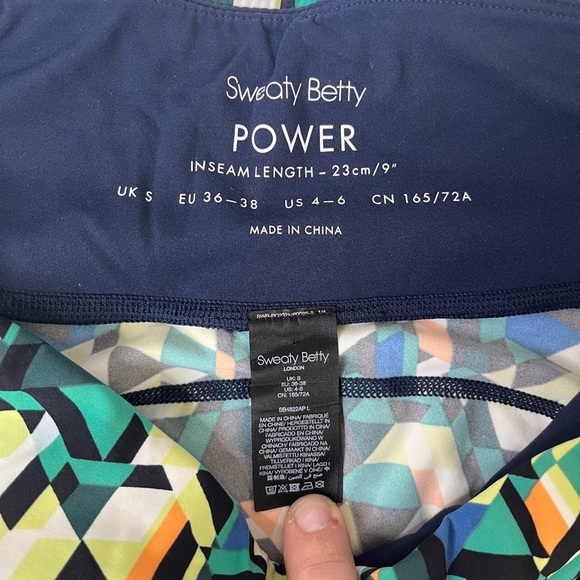 LOT OF 2 - Sweaty Betty Power 9" Biker Shorts Sz S 4/6 Green/Red Geo Maze Print - Picture 3 of 15